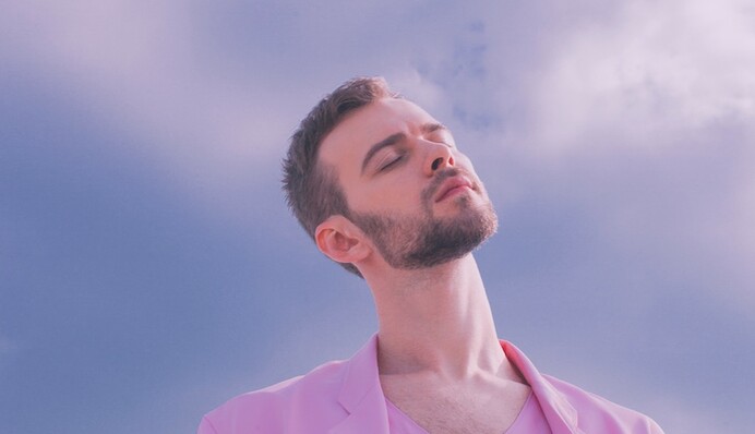 Стая розовых фламинго: в сети обсуждают новый клип Макса Барских