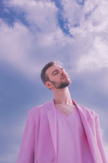 Стая розовых фламинго: в сети обсуждают новый клип Макса Барских