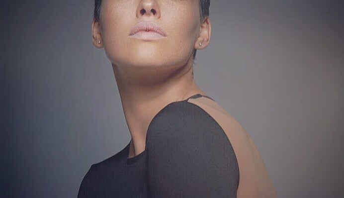 Пошла против системы: украинская секс-бомба позабавила странным видео