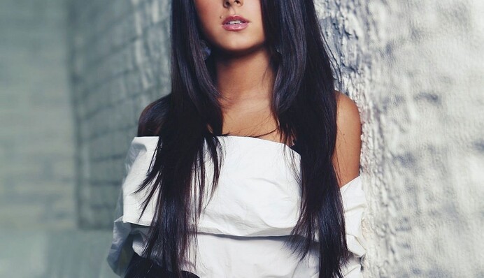 Популярная российская певица засветила на фото потолстевшие ноги: поклонники возмущены