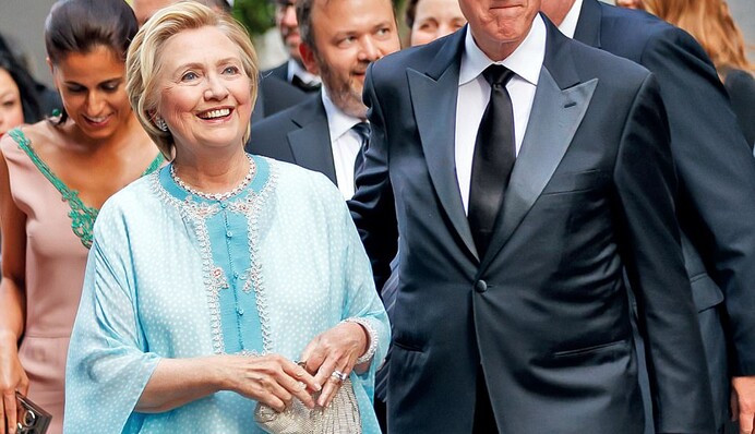 Хиллари Клинтон удивила нарядом на свадьбе дочери миллиардера: опубликованы фото