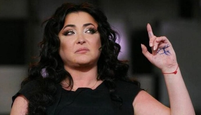 Запрещенная в Украине певица попала в руки российских аферистов