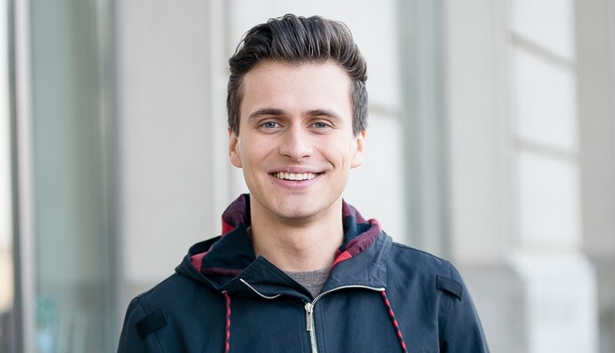 Популярный ведущий перед свадьбой зажег с красотками в купальниках: опубликовано фото