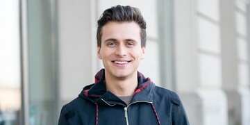 Популярный ведущий перед свадьбой зажег с красотками в купальниках: опубликовано фото