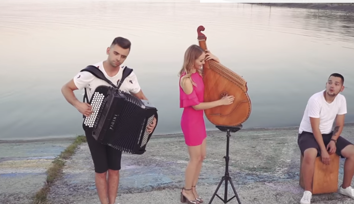 На бандуре: опубликовано видео украинской версии самой популярной песни в мире