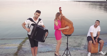 На бандуре: опубликовано видео украинской версии самой популярной песни в мире