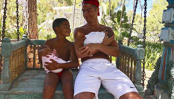 Роналду растрогал сети селфи с двухмесячным ребенком: опубликовано фото