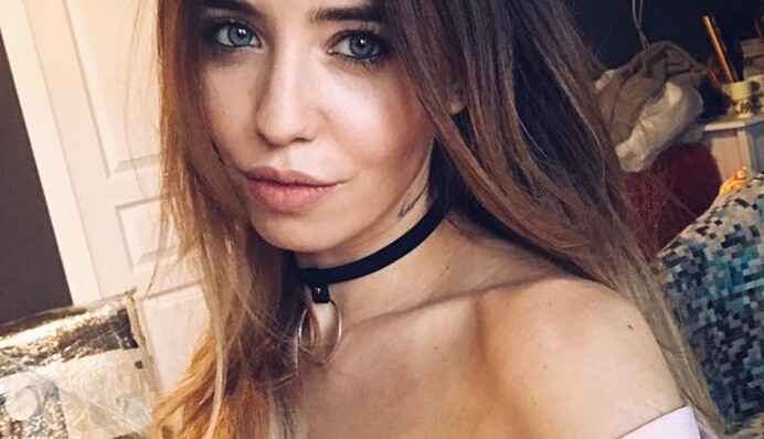 Поклонники украинской певицы залезли на балкон и смотрели, как она принимает душ