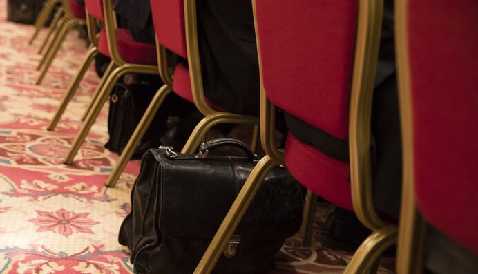 Українська влада веде себе 