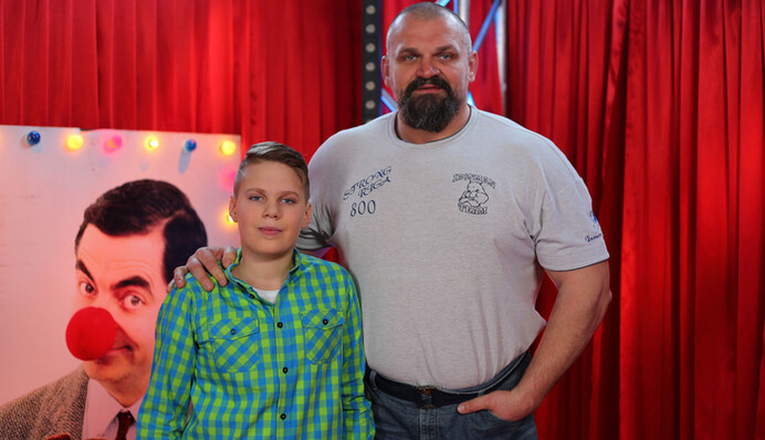 Украинского богатыря раскритиковали из-за несовершеннолетнего сына за рулем: опубликовано видео