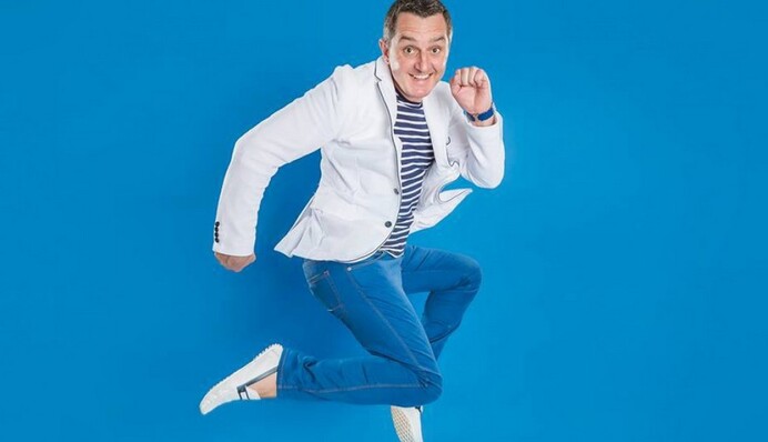 Известный комик в новом клипе раскрыл секрет красоты матери своих троих детей: опубликовано видео