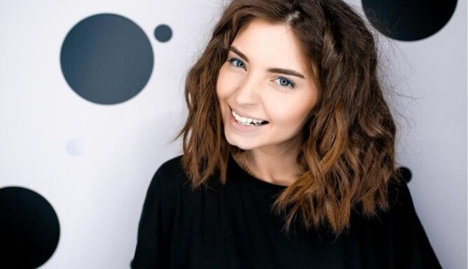 Вдова Ларсона показала подросшего сына: опубликовано фото