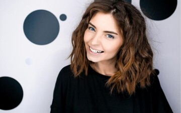 Вдова Ларсона показала подросшего сына: опубликовано фото