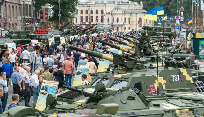 У центр Києва пригнали танки і ракетні установки: яскраві фото