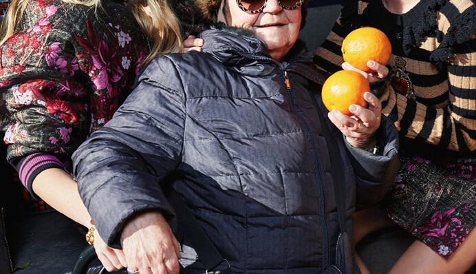 Меховые шапки и наколотые апельсины: знаменитые модельеры порадовали новой коллекцией