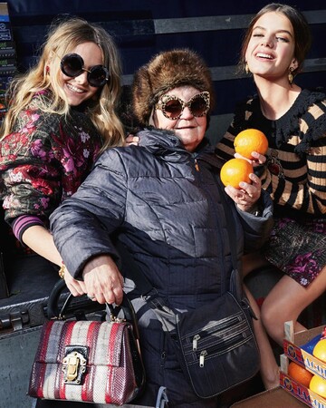 Меховые шапки и наколотые апельсины: знаменитые модельеры порадовали новой коллекцией