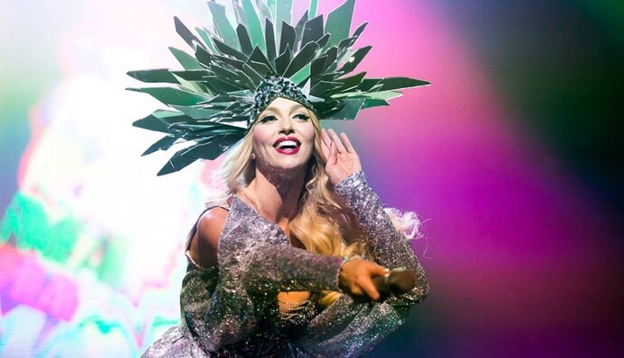 Украинская поп-звезда заставила петь мэра города-малой родины Порошенко: опубликовано видео