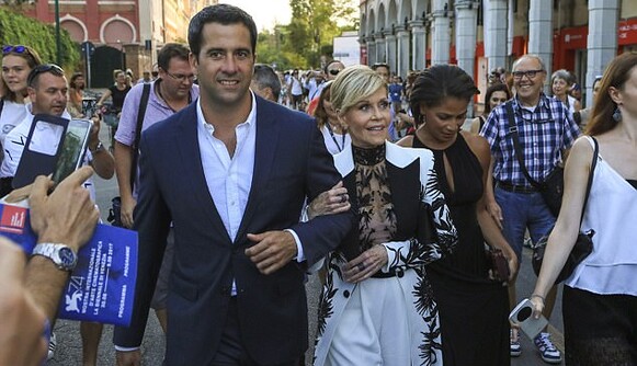 79-летняя звезда впечатлила цветущим видом и красавцем-сыном на красной дорожке: опубликованы фото