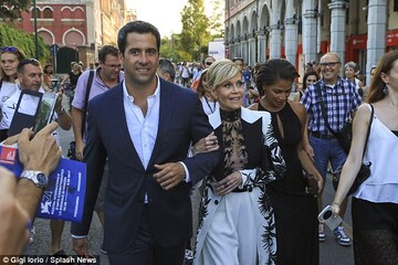 79-летняя звезда впечатлила цветущим видом и красавцем-сыном на красной дорожке: опубликованы фото