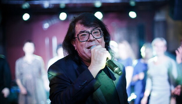 Исполнитель знаменитого российского хита загремел в 