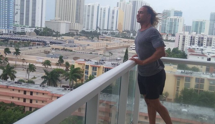 Муж и мать запрещенной в Украине певицы оказались в эпицентре урагана Ирма: опубликованы видео