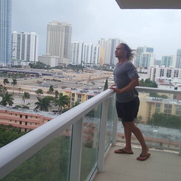 Муж и мать запрещенной в Украине певицы оказались в эпицентре урагана Ирма: опубликованы видео