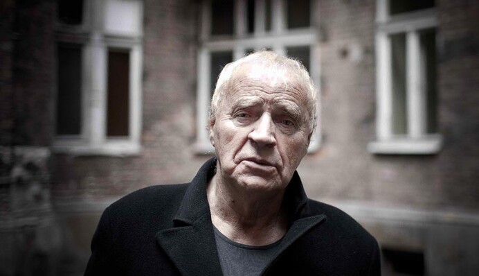 В Польше похоронен известный писатель и драматург Януш Гловацкий: опубликованы фото