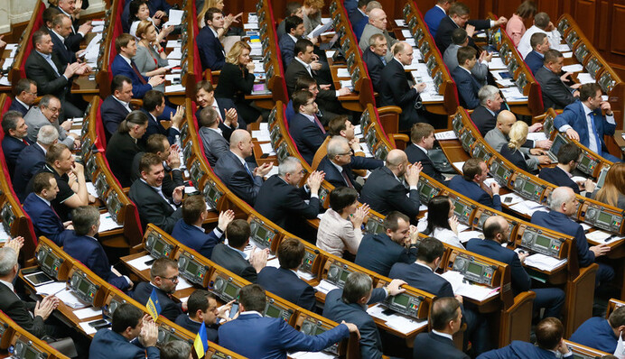 На грани: как у Порошенко собирают голоса для нужных решений