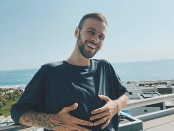 Украинский певец покрасовался в розовом пиджаке на 