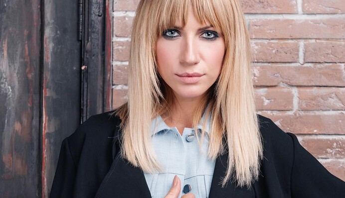 Популярная украинская телеведущая взбудоражила пикантным фото в бикини