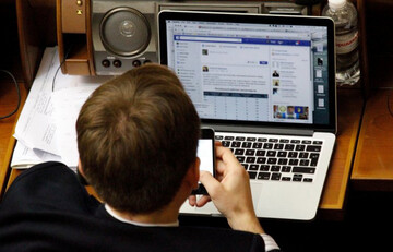 "Порохоботи" і не тільки: скільки українські політики платять за війни в мережі