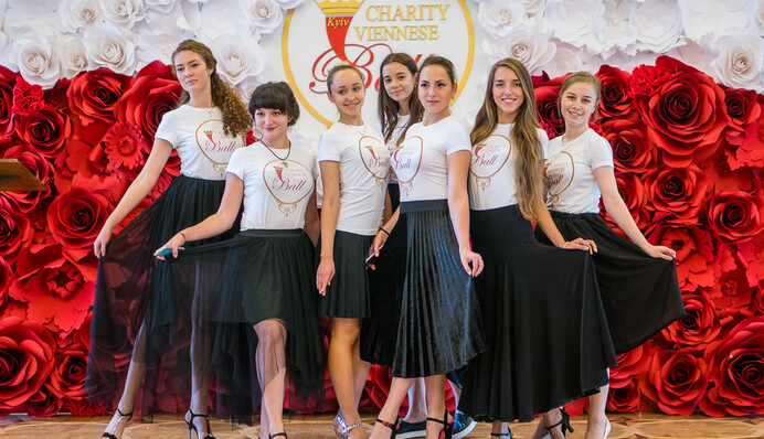 В Киеве готовятся к Венскому балу: эксклюзивные фото репетиции звездных дебютантов