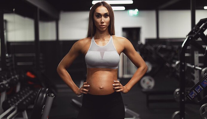 Скандальная фитнес-модель во второй раз стала мамой: в сеть попало трогательное фото