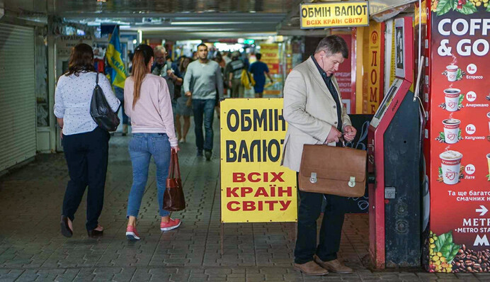 $100 миллионов в неделю: зачем Нацбанк распродает валюту