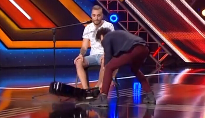 Судья Х-фактора разразился матами из-за выступления и разбил гитару участника шоу: видео