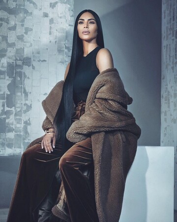 Кардашьян обнажила свои выдающиеся ягодицы в микро-бикини: пикантное фото