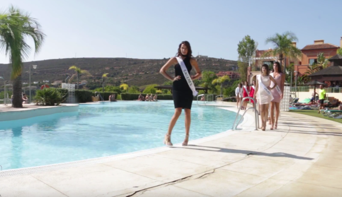 Участница конкурса красоты упала в бассейн во время дефиле: забавное видео