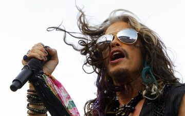 Легендарная рок-группа прервала турне из-за болезни лидера