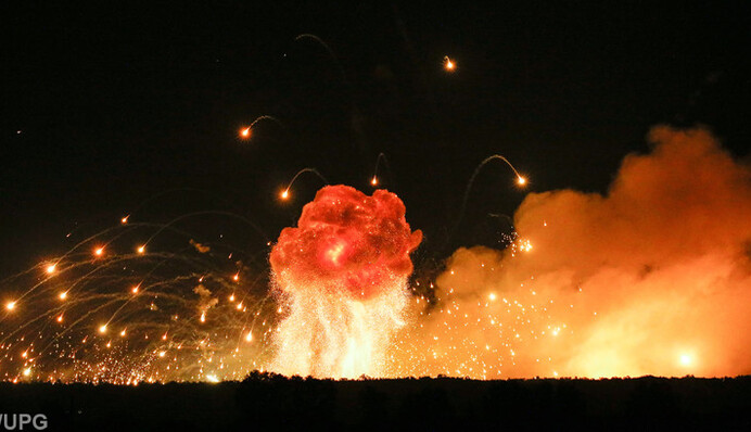 Страшные взрывы в Украине и Савченко в странном наряде: топ-10 ярких фото месяца