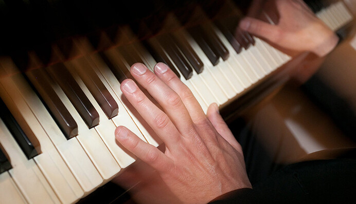 Российский музыкант умер прямо на сцене