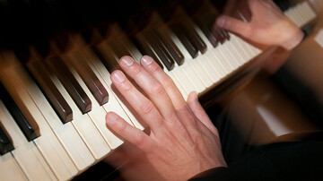 Российский музыкант умер прямо на сцене