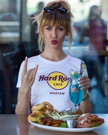 Украинская телеведущая повторила трюк Виктории Бекхэм: пикантное фото