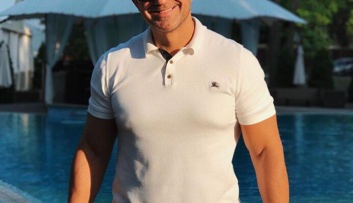 Известный ресторатор взбудоражил фанов голым торсом: пикантное фото