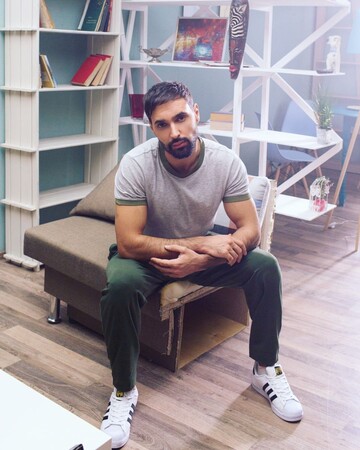 Козловский в новом клипе показал, как учится жить без невесты-предательницы: опубликовано видео