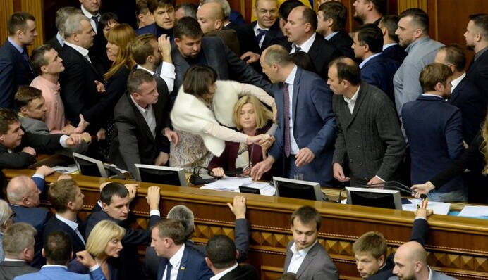 Законы Порошенко по Донбассу: несколько причин, по которым дрались в Раде