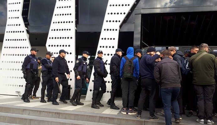 Во Львове активисты пытаются сорвать концерт Бабкина: опубликованы фото