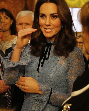 Нарядная Кейт Миддлтон появилась на публике впервые после объявления о третьей беременности: опубликованы фото