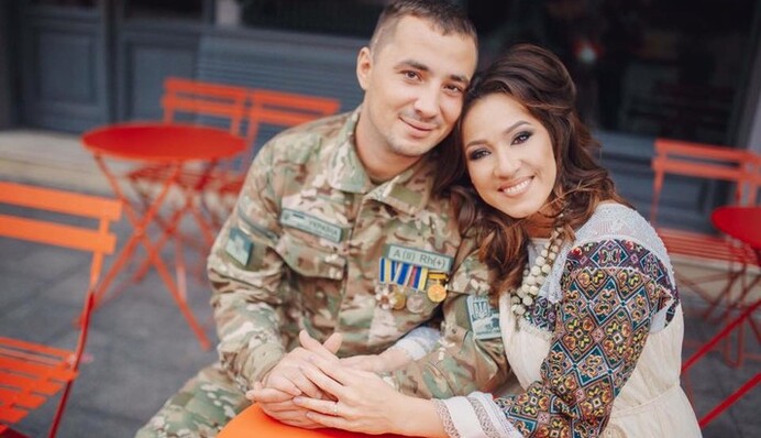 Украинская певица с мужем-героем АТО посвятили песню матерям военных: эмоциональное видео