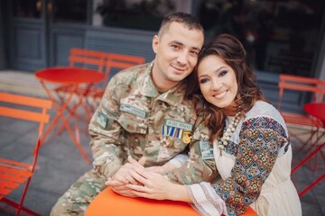 Украинская певица с мужем-героем АТО посвятили песню матерям военных: эмоциональное видео