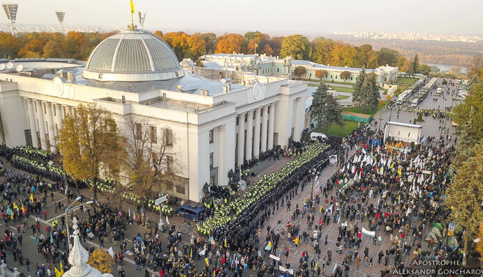 Будем стоять каждую ночь до конца: как в Киеве митинговали против Порошенко